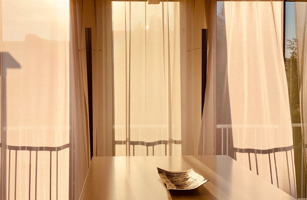 Voici l’astuce de pro pour baigner son intérieur de couleur sans tout repeindre