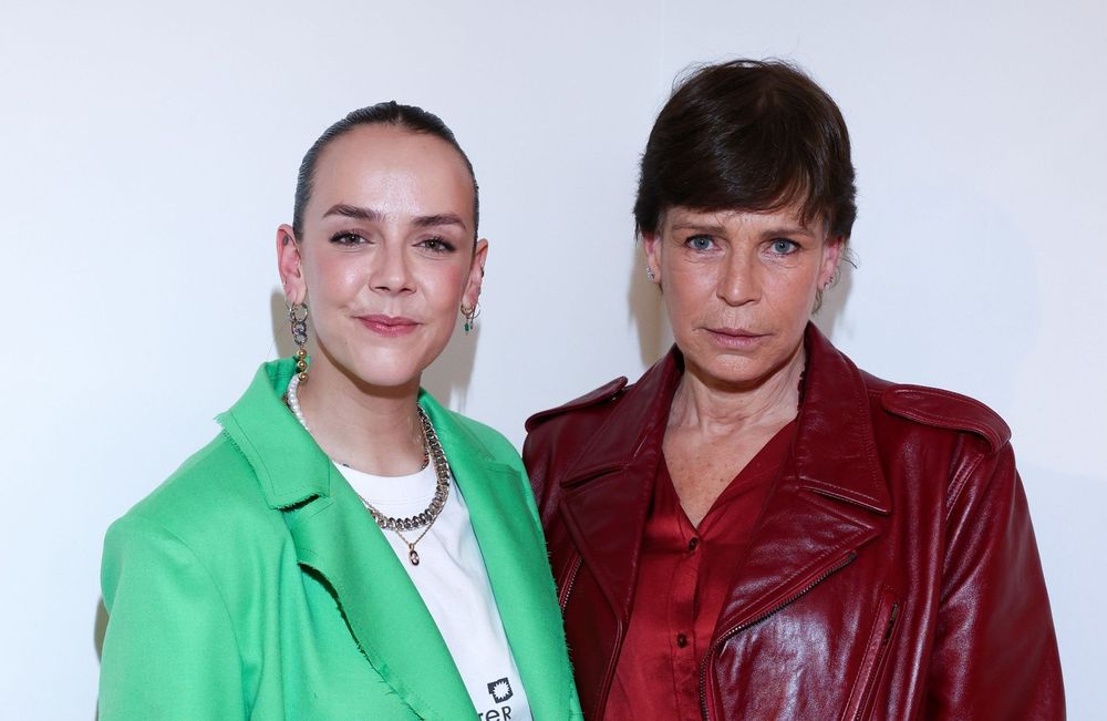 Cheveux wet et tops lamés : Stéphanie de Monaco pose avec sa fille pour Alter