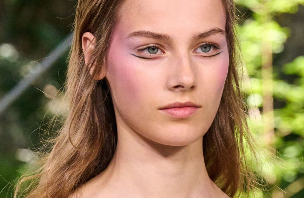 Cette technique toute simple va révolutionner votre façon d’appliquer le blush