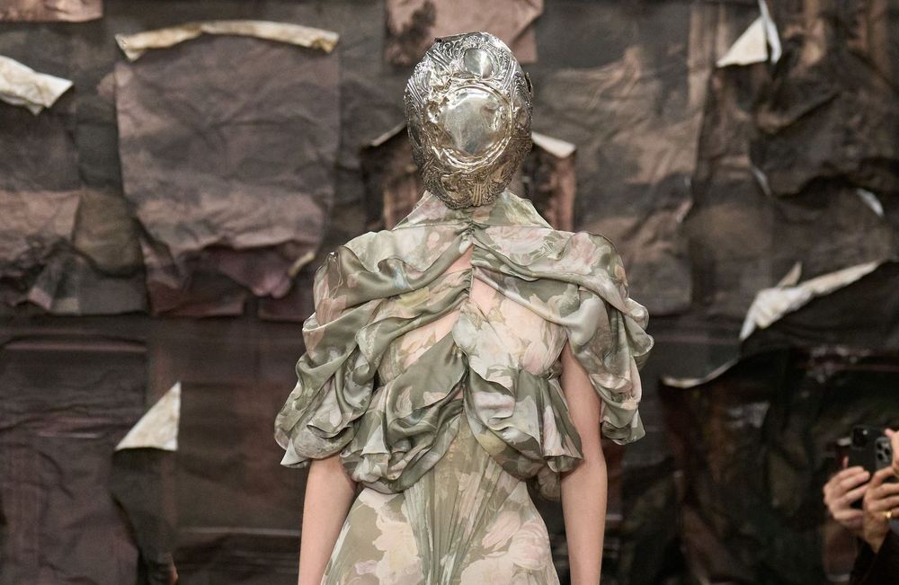 ELLE Debriefe – Fashion Week Haute Couture Jour 3 : L’adieu de Demna chez Balenciaga et les débuts de Glenn Martens chez Margiela