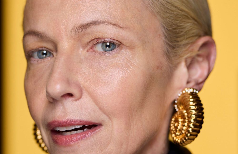 Cheveux blonds : comment maquiller ses yeux sans durcir les traits après 50 ans ?