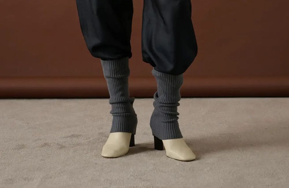 Les guêtres par-dessus les bottines : le retour de cette association mode qui réchauffent nos looks