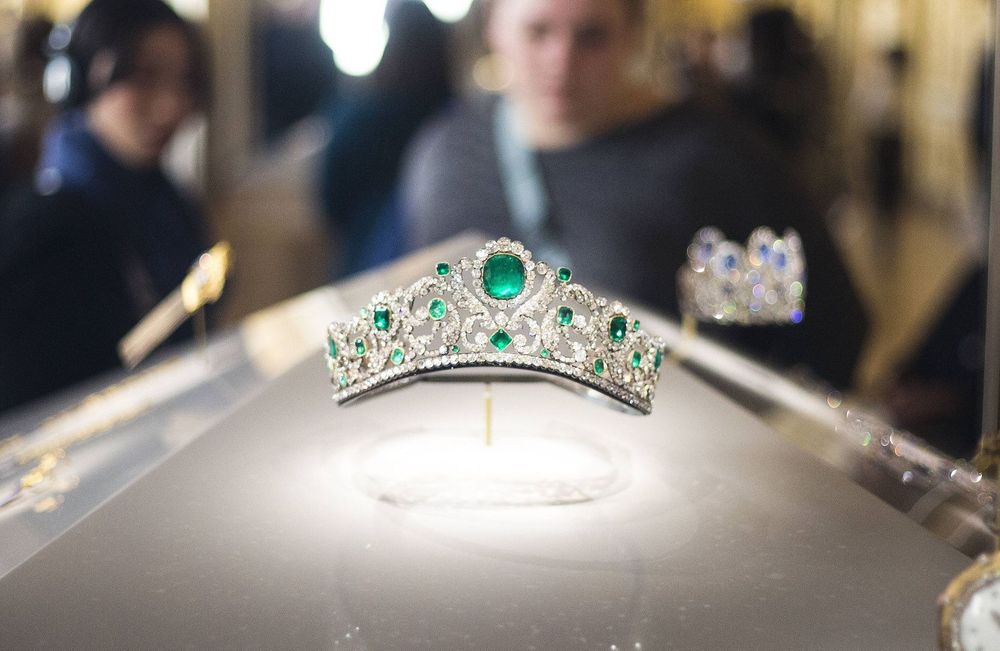 « Couronne impériale, bon état » : sur Vinted, les bijoux volés du Louvre suscitent un déluge de fausses annonces