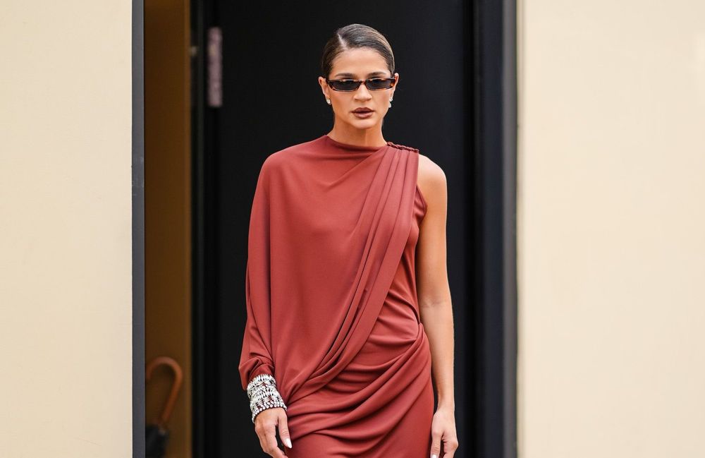 Adorée de Victoria Beckham, cette tendance robe sublime toutes les morphologies