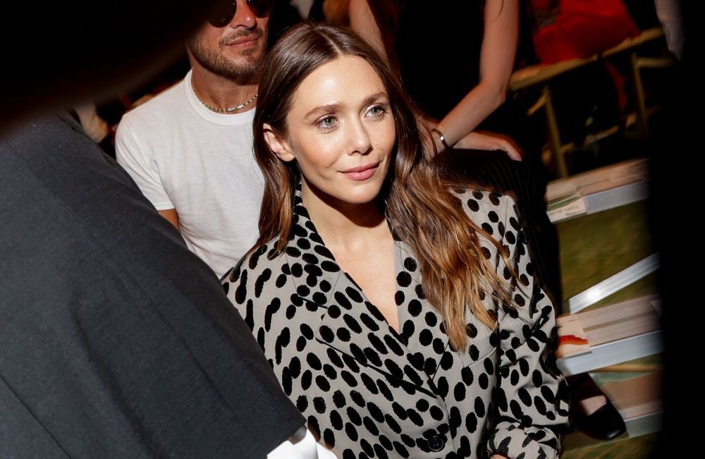 Elizabeth Olsen crée la surprise au défilé Tory Burch