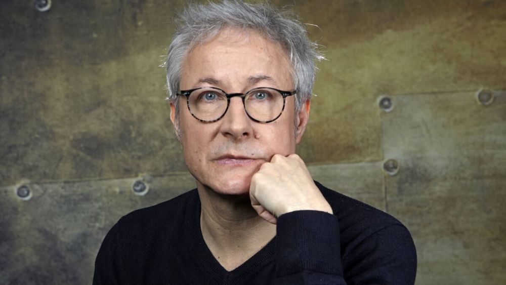 Un acteur de la série culte Caméra Café fait son coming-out et se livre... "Je me faisais taper sur le tournage, j’ai failli mourir" !