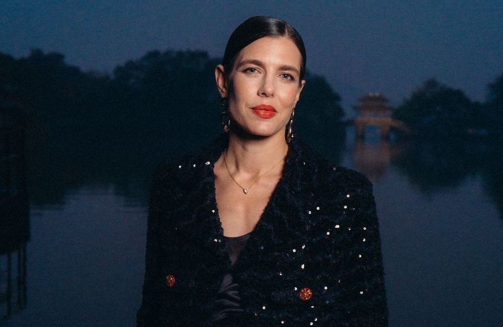 En ensemble en tweed et strass, l’élégance festive de Charlotte Casiraghi au défilé Chanel