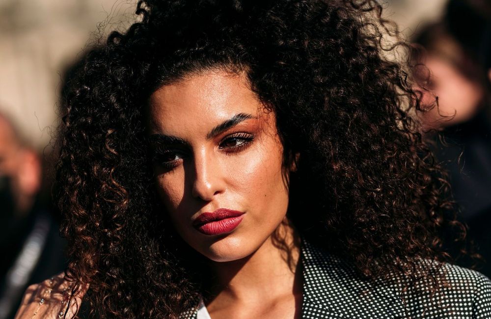 Voici comment redonner vie à vos cheveux bouclés en seulement 5 minutes