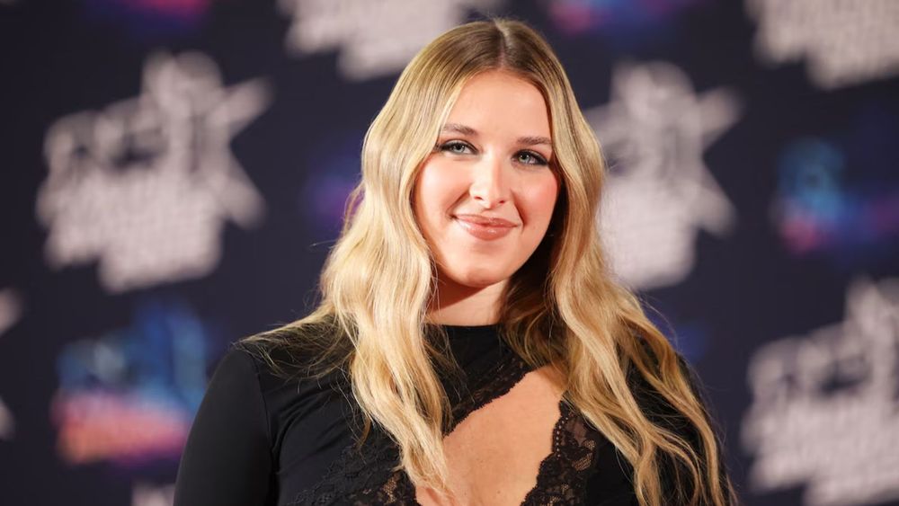 Helena se livre sur les commentaires ultra violents qu’elle reçoit sur internet : "Je suis trop grosse"