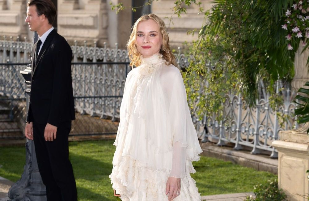 Dans une robe bohème virevoltante, Diane Kruger irradie au Bal d’Été à Paris