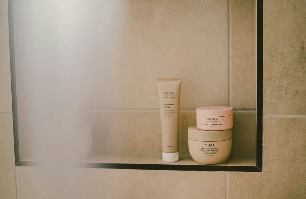 Qu’est-ce que le “désencombrement visuel”, cette pratique qui consiste à retirer les logos de ses produits de beauté et qui affole les réseaux ?