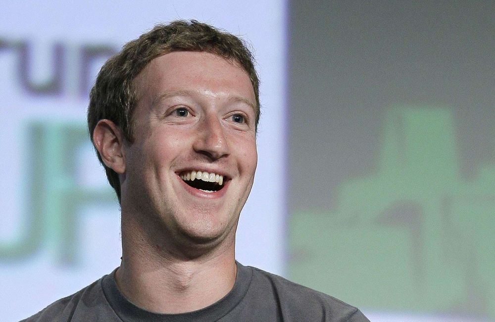 Et soudain, la chaîne en argent de Mark Zuckerberg passionne les foules