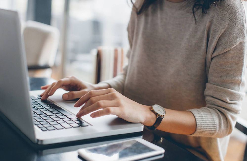 Relations amoureuses : ce que révèlent les questions les plus posées à Google en 2025
