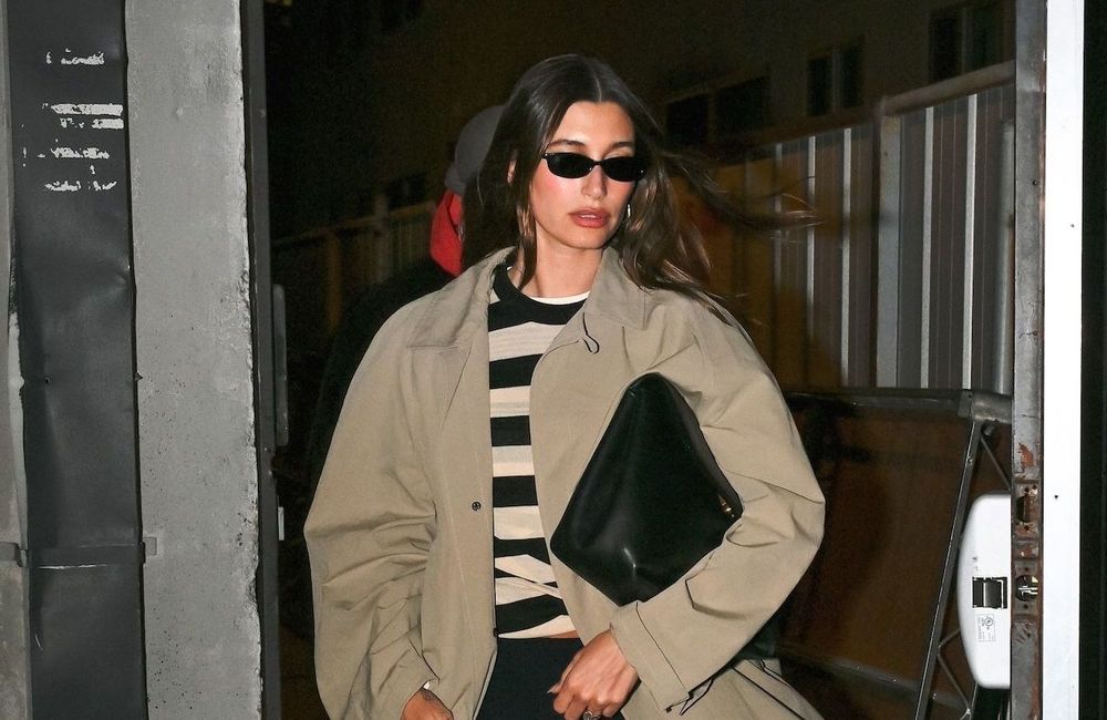 Trench, marinière, petits escarpins... Hailey Bieber mise tout sur les grands classiques du vestiaire de printemps