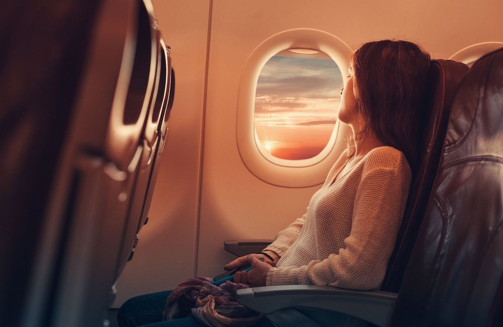Qu’est-ce que le « raw-dogging », la tendance qui consiste à ne rien faire pendant ses longs voyages en avion ?