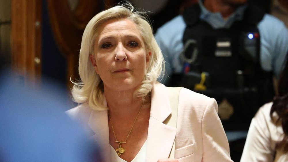 Marine Le Pen : "Elle montre tout !" En lingerie à 52 ans dans un magazine de charme, les photos osées de sa mère qui n'ont pas plu à son clan