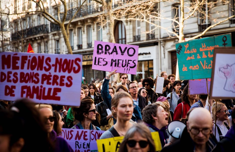 L'édito de ELLE : le retour de la féministe mal baisée dans le débat public