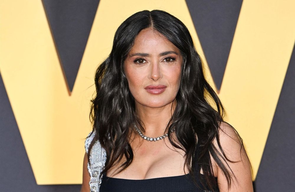 Bikini rouge et coucher de soleil : Salma Hayek affiche sa silhouette athlétique pour célébrer ses 59 ans