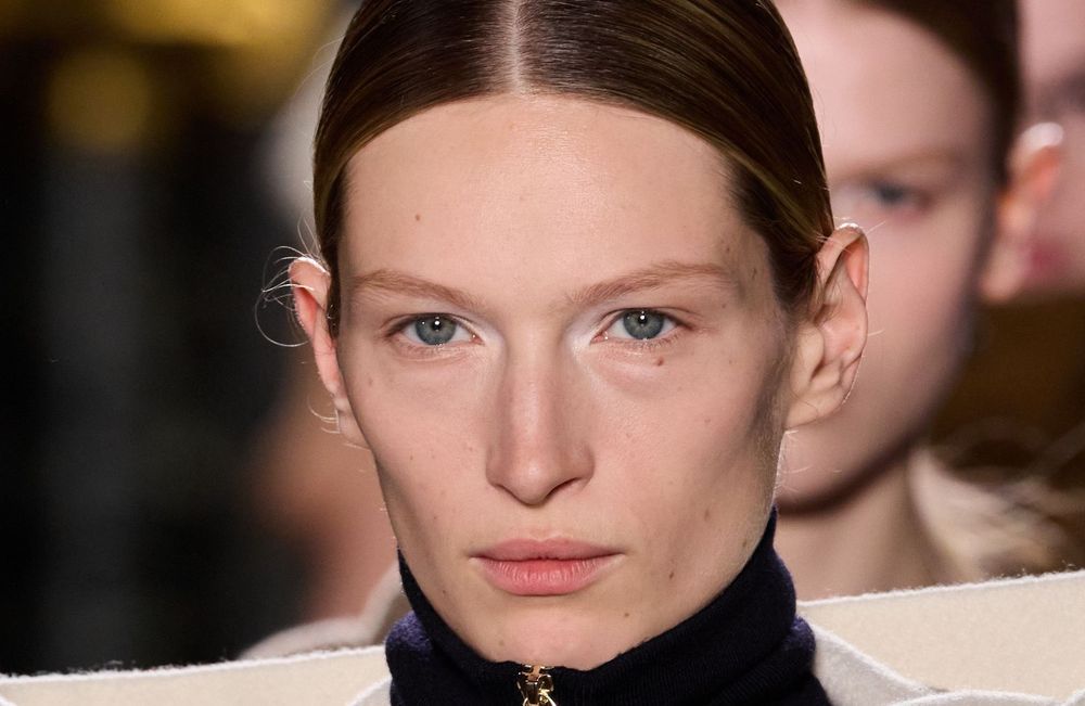 Voici la coiffure qui matche à tous les coups avec nos vêtements de mi-saison