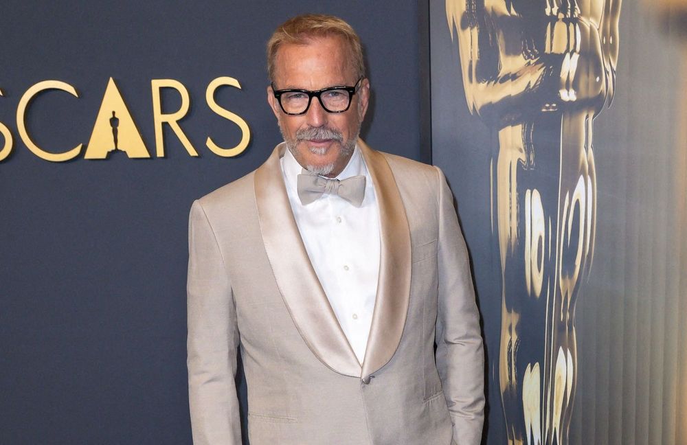 Kevin Costner rend hommage à son amie Whitney Houston alors qu’il célèbre ses 70 ans