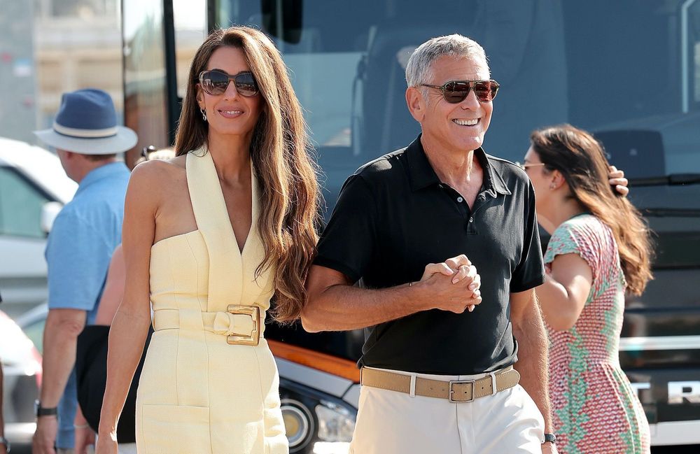 Amal Clooney prolonge l’été à Venise dans une robe solaire et théâtrale