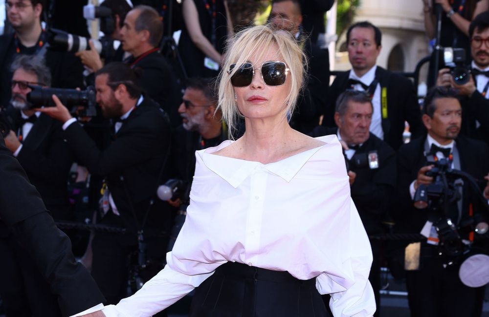 Cannes 2024 : en pantalon large et chemise blanche, Emmanuelle Béart mise sur l'élégance décontractée