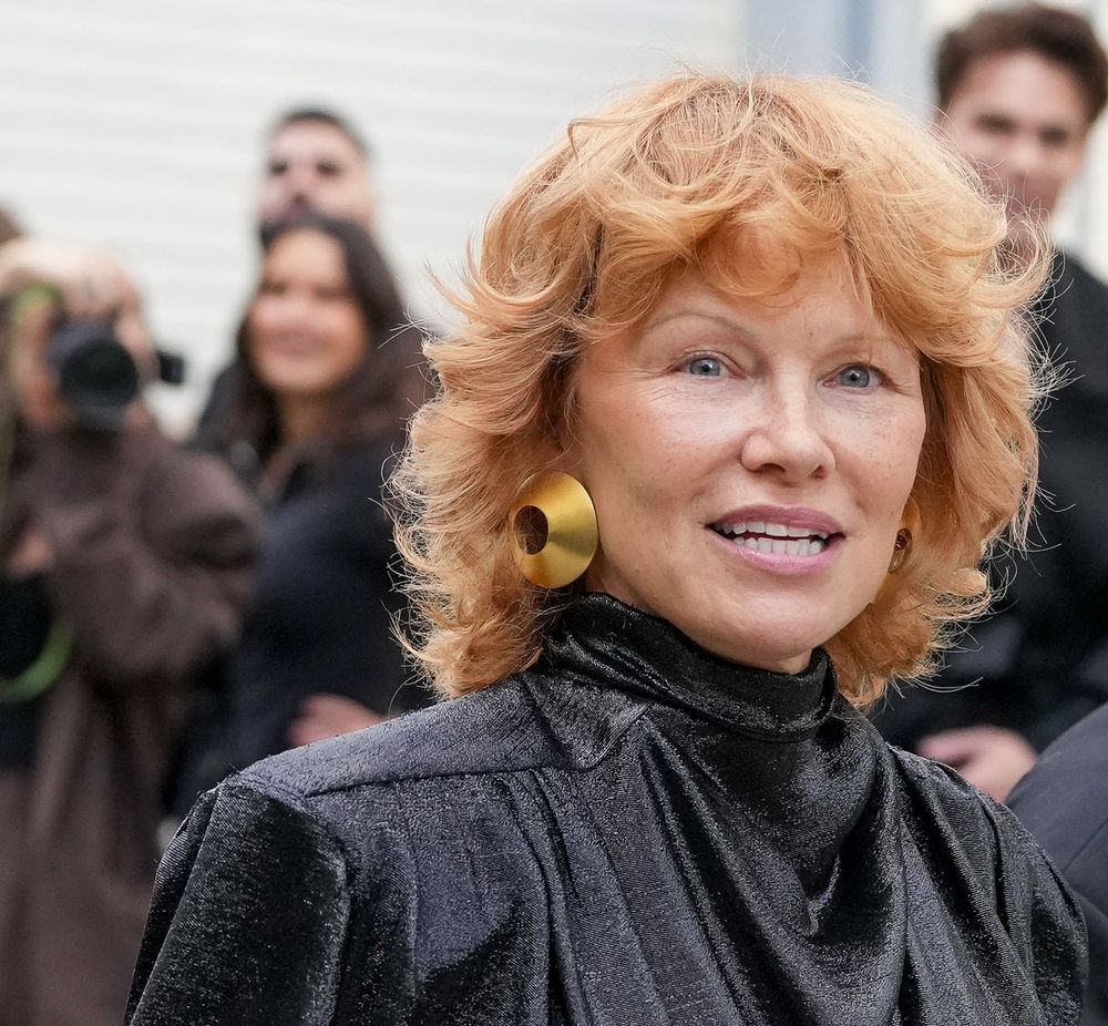 Chez Mugler, Pamela Anderson surprend à nouveau avec ses cheveux roux et un brushing eighties