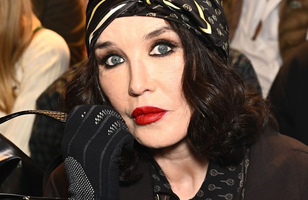 « Trois fois par an, je fais du baby laser » : à 69 ans, Isabelle Adjani se confie sur sa routine anti-âge