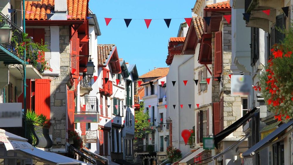 Immobilier à Bayonne : Analyse de l'évolution des prix à l'achat et à la location entre septembre et octobre 2024