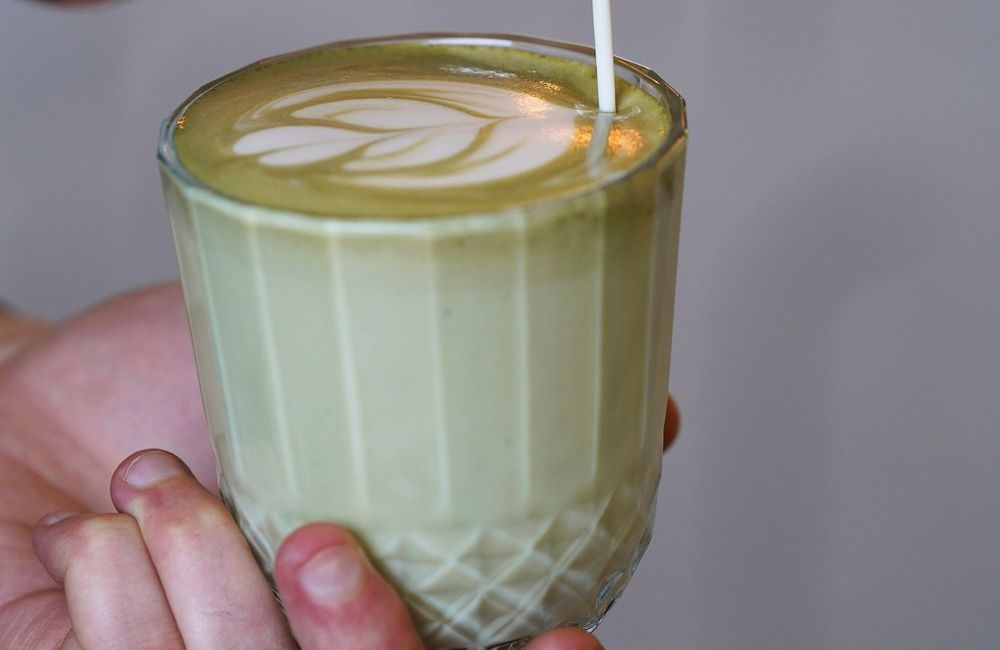 La recette du (dirty) latte pistache pour vous réconforter cet hiver