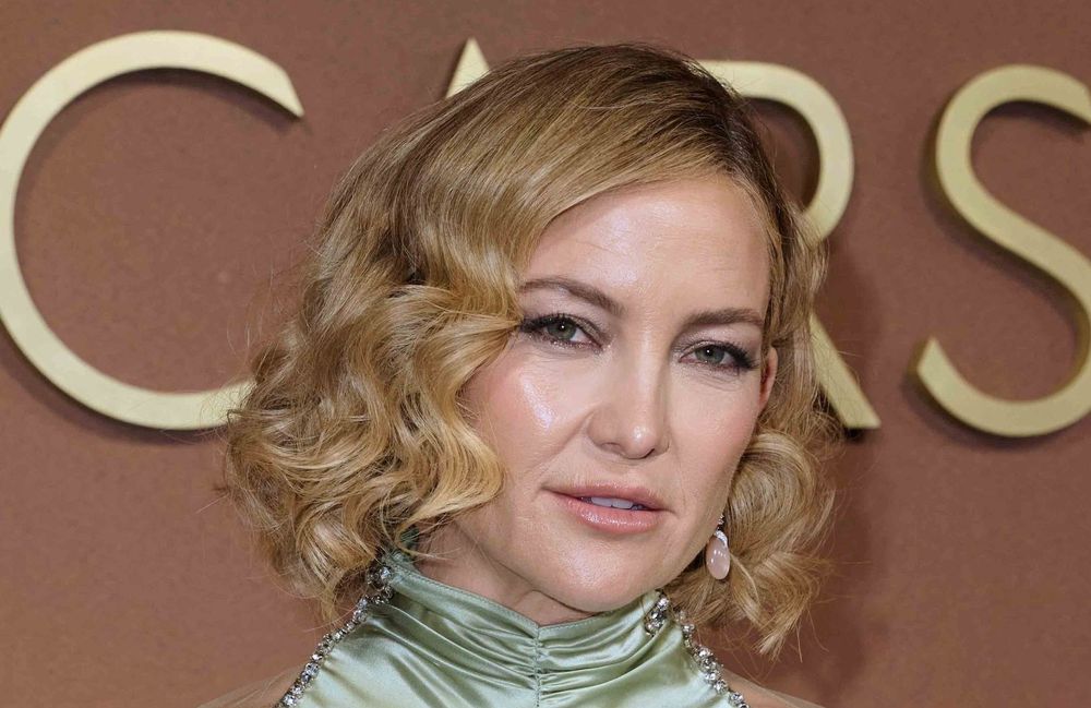 Carré court et ondulé : Kate Hudson prouve que cette coupe rétro se porte à tout âge