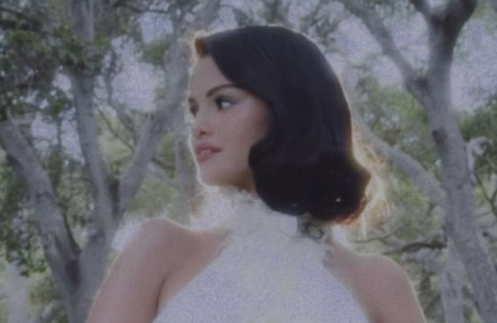Carré façon années 30 : Selena Gomez prend le contre-pied des coiffures de mariage classiques