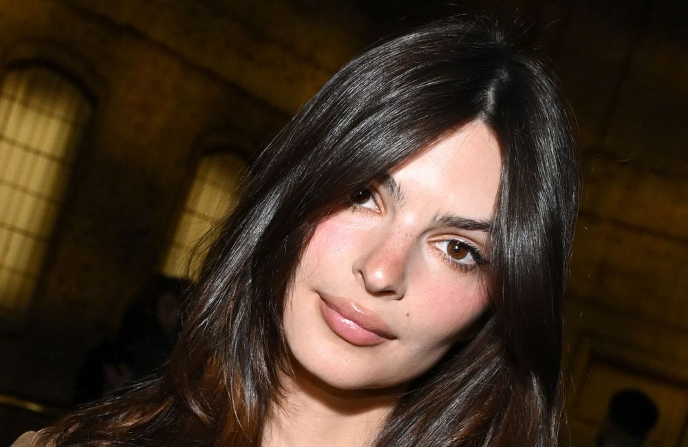 Emily Ratajkowski dévoile enfin le secret de sa peau parfaite