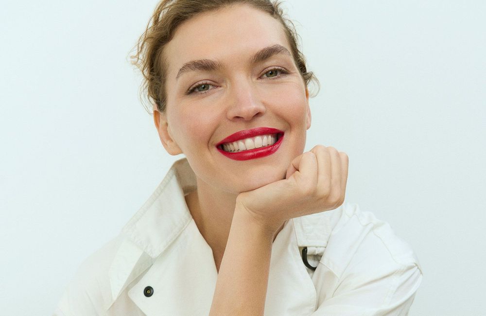 Arizona Muse devient la première Ambassadrice RSE de Clarins