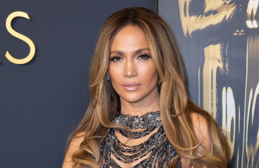 À son tour, Jennifer Lopez affiche la manucure la plus chic de la saison