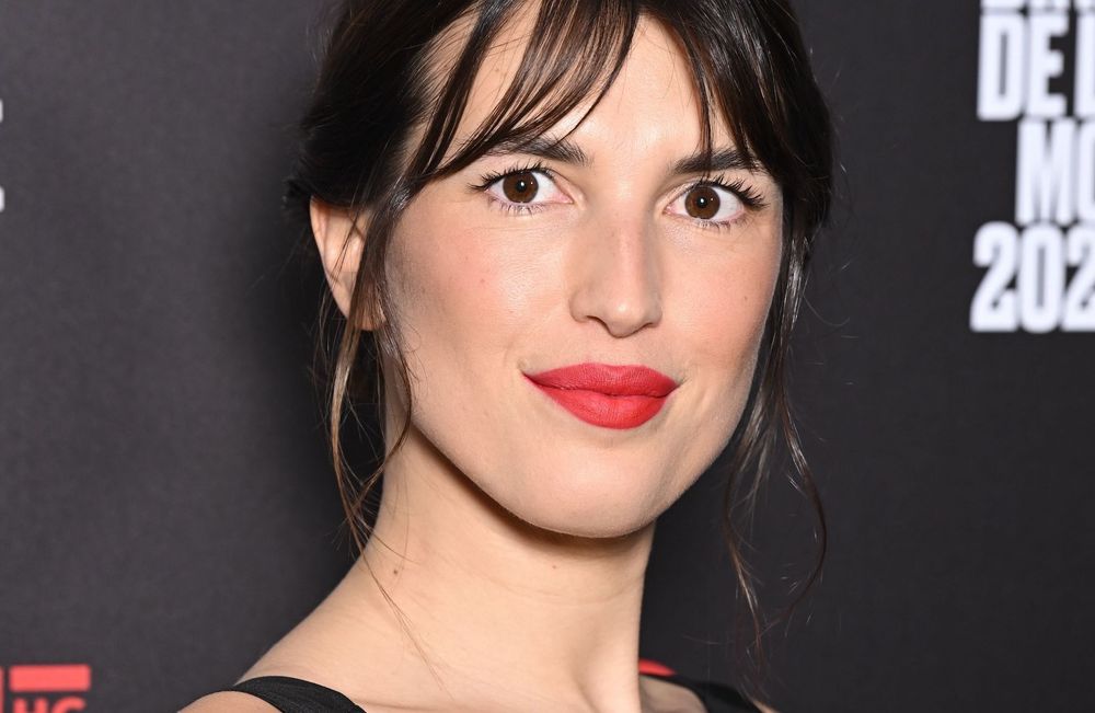 En robe noire et broche à strass, le look « grand soir » de Jeanne Damas au Dîner de la Mode du Sidaction
