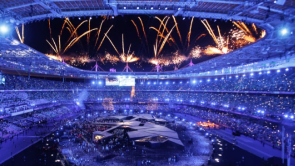 Cérémonie de clôture des JO 2024 : ce rôle surprise de Denis Brogniart qui fait tant réagir les internautes, regardez !