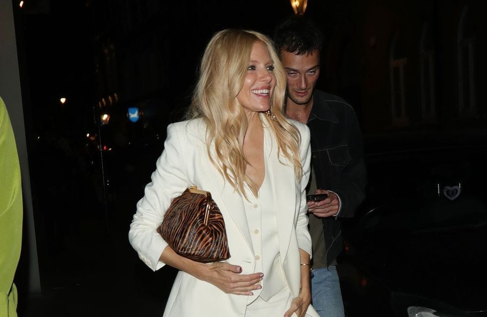 A Londres, Sienna Miller succombe à son tour au costume blanc