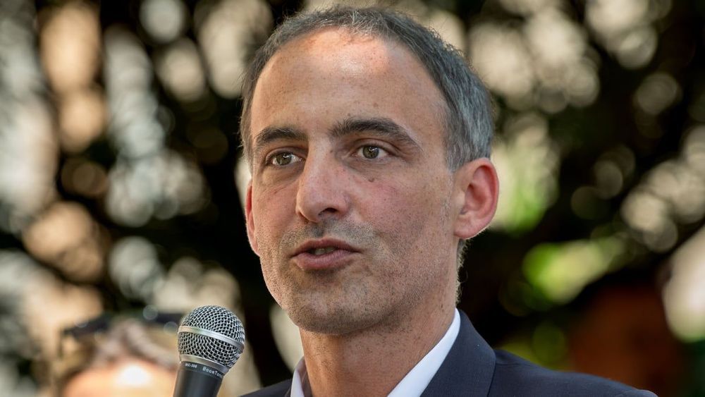 "Un sale coup" : Raphaël Glucksmann trahi, le chéri de Léa Salamé lâché en plein vol