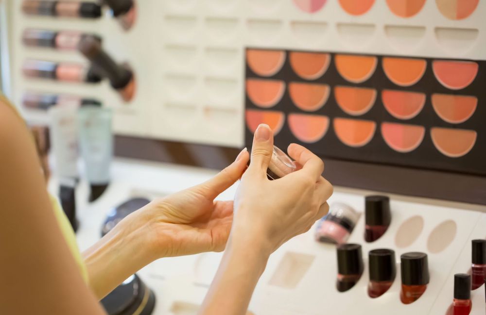 PFAS : le gouvernement veut interdire les polluants éternels « pour les textiles, le fart de ski et les cosmétiques »