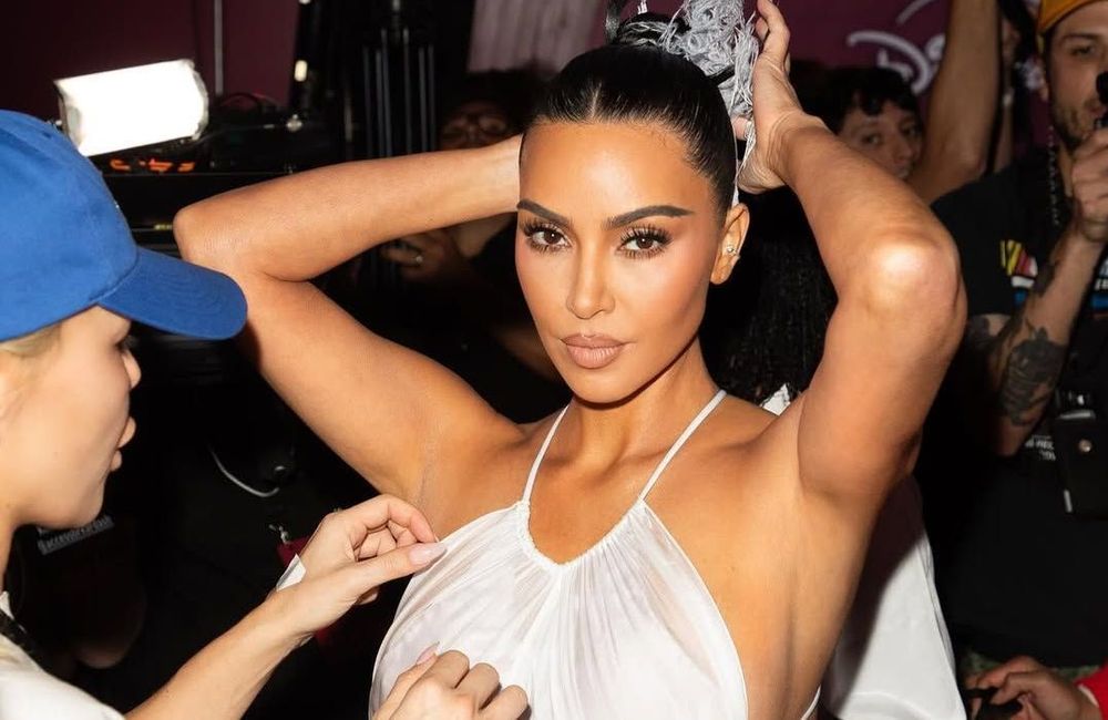 Kim Kardashian dévoile son astuce de maquillage pour un visage lifté naturellement