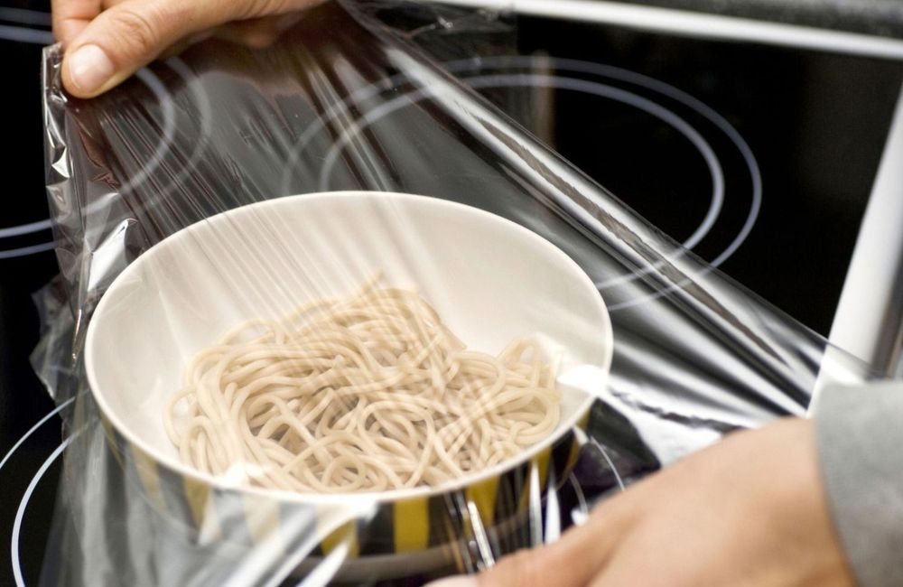 Ce geste à éviter avec le film alimentaire
