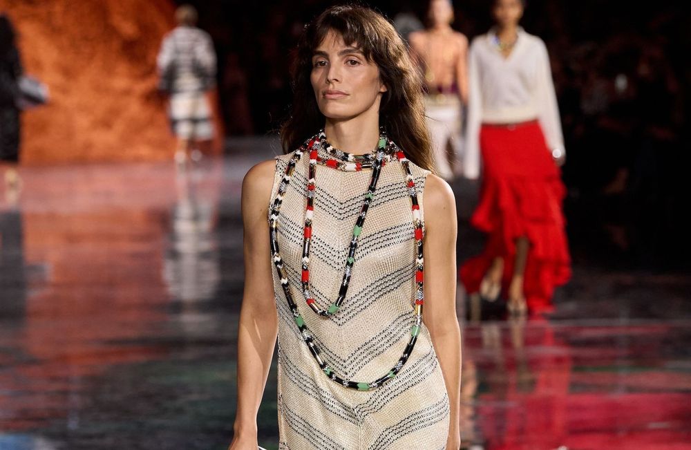 Lux, la sœur de Pedro Pascal, fait ses débuts sur le podium de Chanel face à son frère