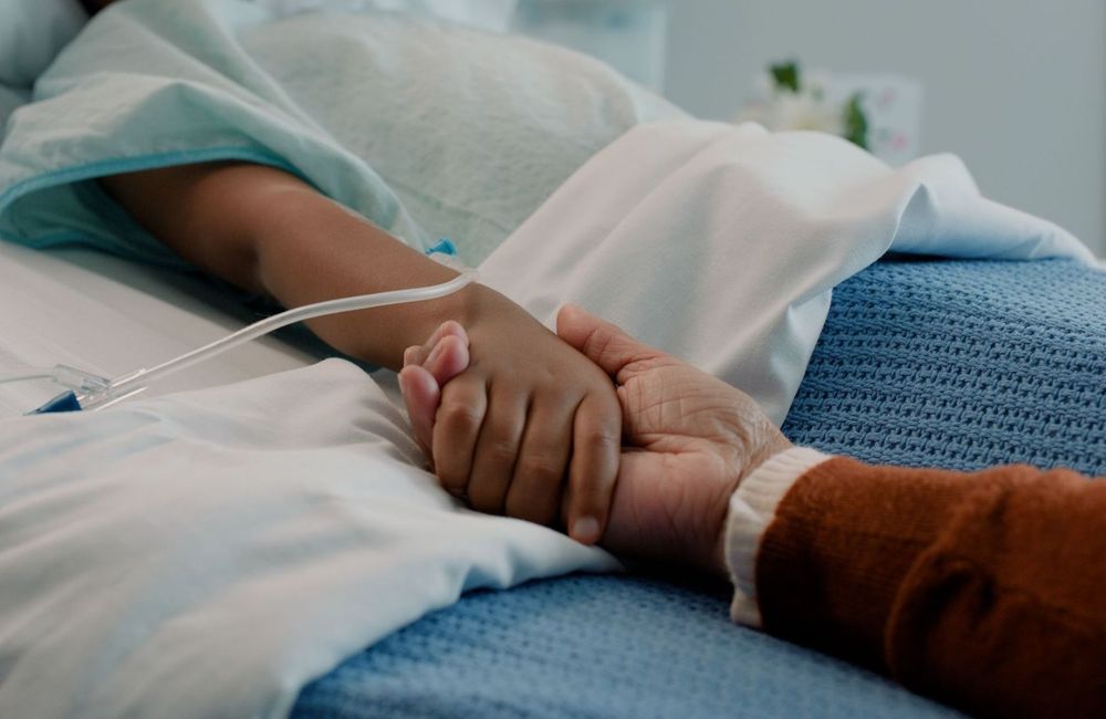 « On soigne un enfant, mais on accompagne une vie entière » : dans les coulisses de la lutte contre les cancers pédiatriques