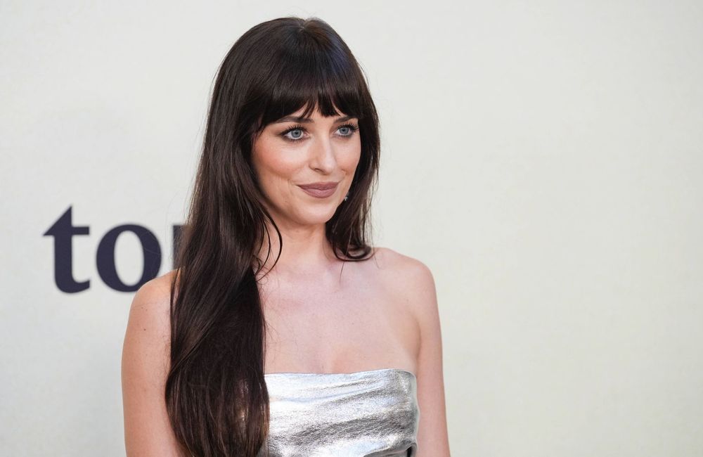 En manteau de fourrure, Dakota Johnson montre que cet imprimé animalier est toujours tendance