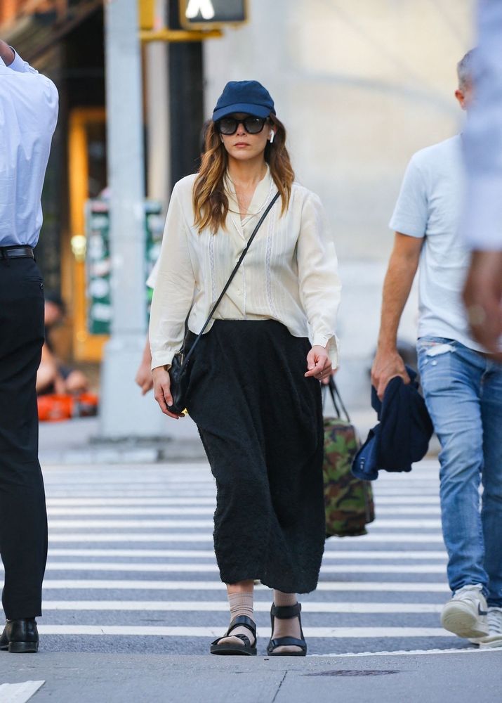 Elizabeth Olsen réussi le pari d’être chic en sandales et chaussettes