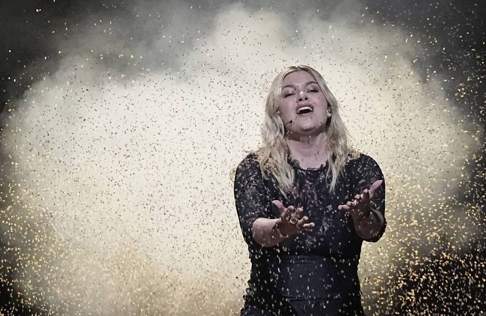 Louane souffre de spondylarthrite ankylosante : quel est ce handicap invisible qui touche 180 000 Français ?