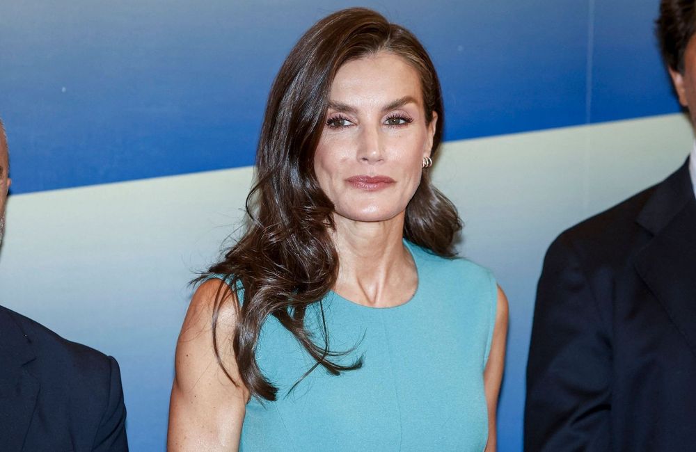 En robe turquoise, Letizia d’Espagne démontre que la couleur tendance de l’été est bien plus facile à porter qu’il n’y paraît