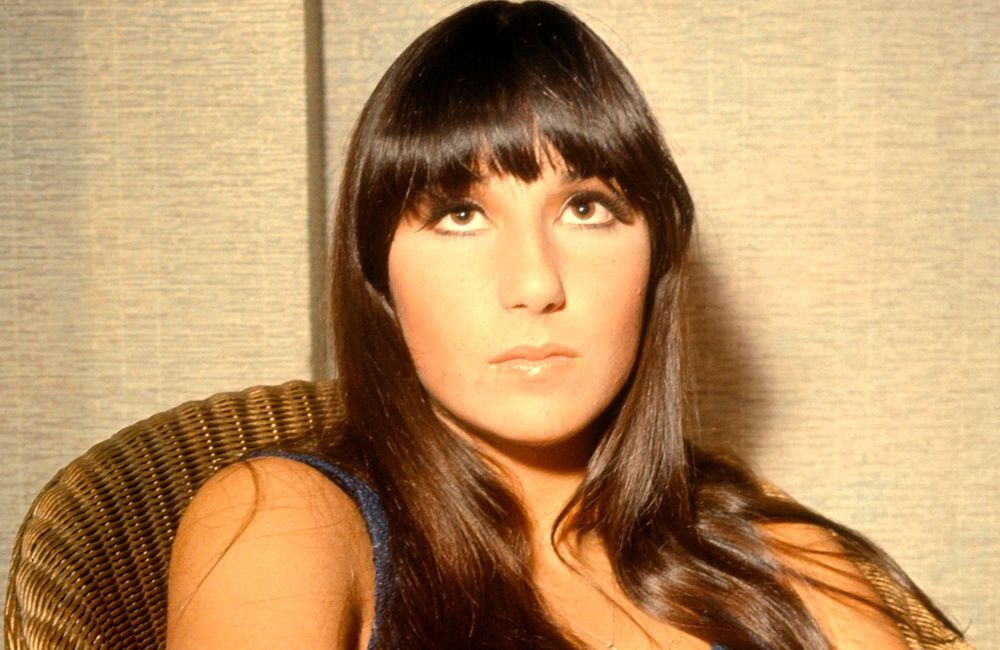 À 77 ans, Cher renoue avec son style capillaire des années 60