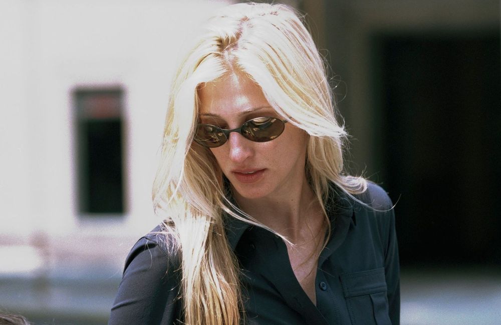Col bénitier, coupe épurée... Pourquoi la robe de mariée de Carolyn Bessette-Kennedy a tout pour inspirer les mariées de 2026